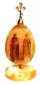 Икона из селенита яйцо на подставке с крестом &quot;Петр и Феврония&quot; 